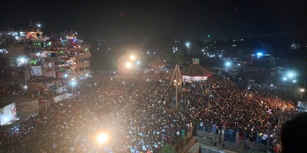 हजारौँको भीडमा विश्वध्वजासहितको ५५ हात लामो लिङ्गो उठाइयो